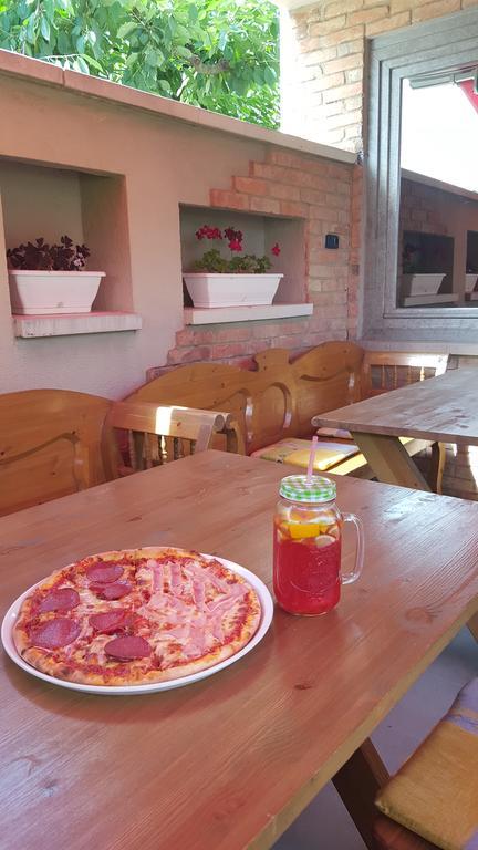 Clock Cafe Pizzéria és Panzió Hajdúszoboszló Exterior foto