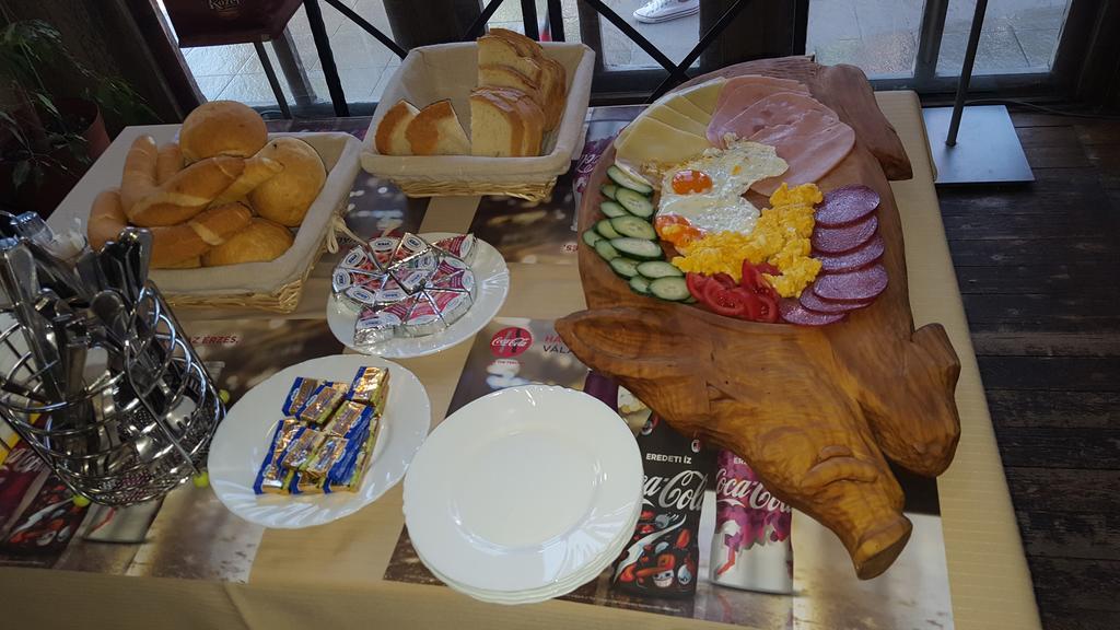 Clock Cafe Pizzéria és Panzió Hajdúszoboszló Exterior foto