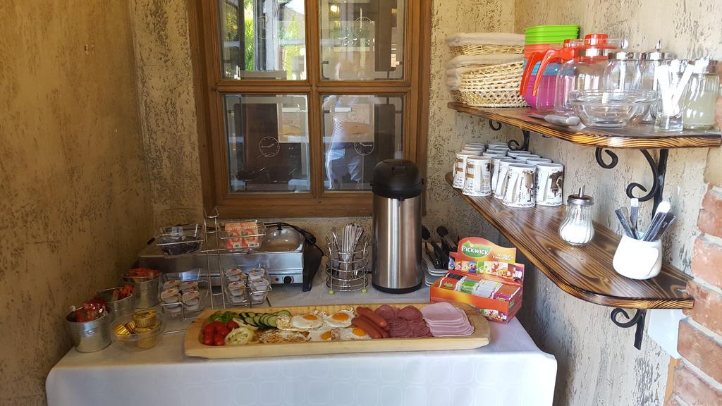 Clock Cafe Pizzéria és Panzió Hajdúszoboszló Exterior foto