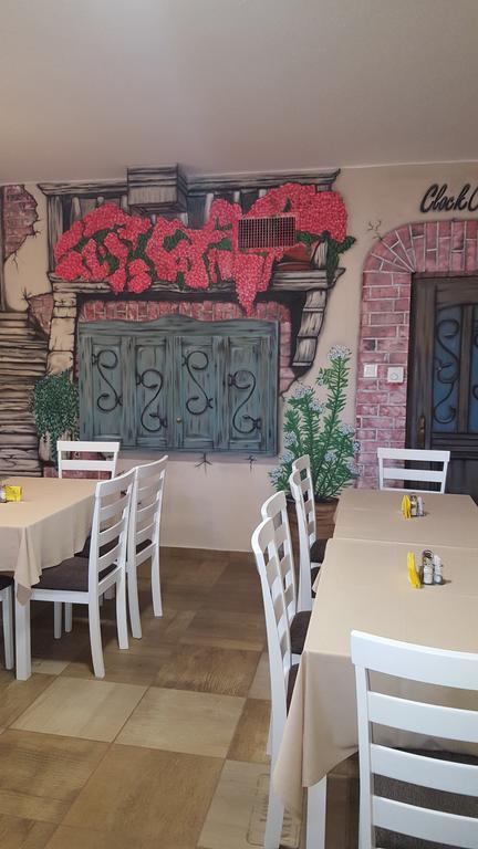 Clock Cafe Pizzéria és Panzió Hajdúszoboszló Exterior foto