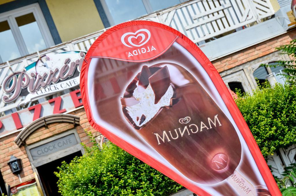 Clock Cafe Pizzéria és Panzió Hajdúszoboszló Exterior foto