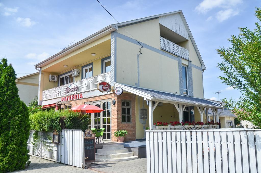 Clock Cafe Pizzéria és Panzió Hajdúszoboszló Exterior foto