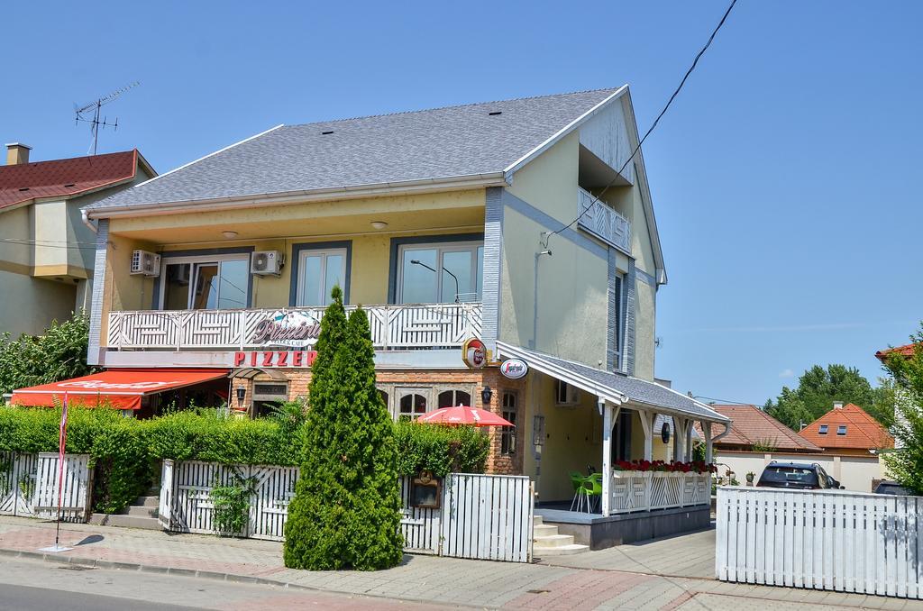 Clock Cafe Pizzéria és Panzió Hajdúszoboszló Exterior foto