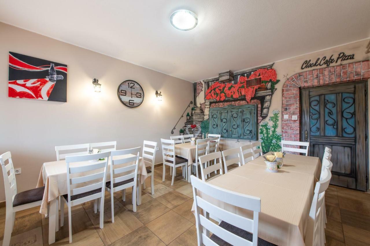 Clock Cafe Pizzéria és Panzió Hajdúszoboszló Exterior foto