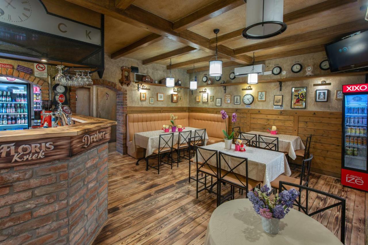 Clock Cafe Pizzéria és Panzió Hajdúszoboszló Exterior foto