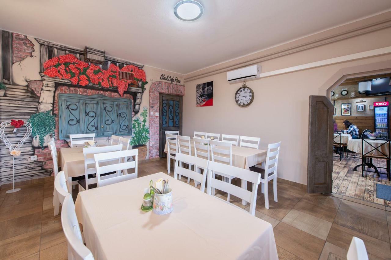 Clock Cafe Pizzéria és Panzió Hajdúszoboszló Exterior foto