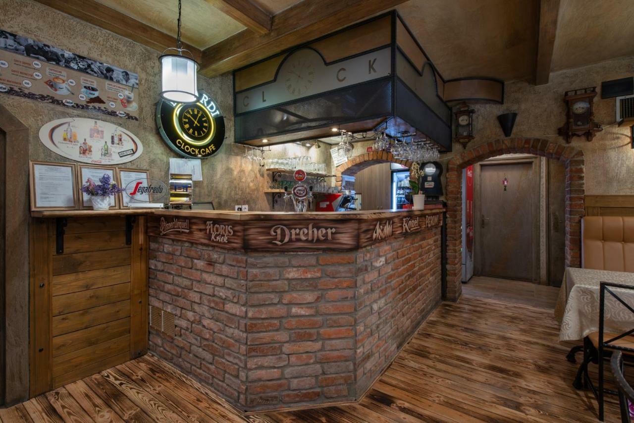 Clock Cafe Pizzéria és Panzió Hajdúszoboszló Exterior foto
