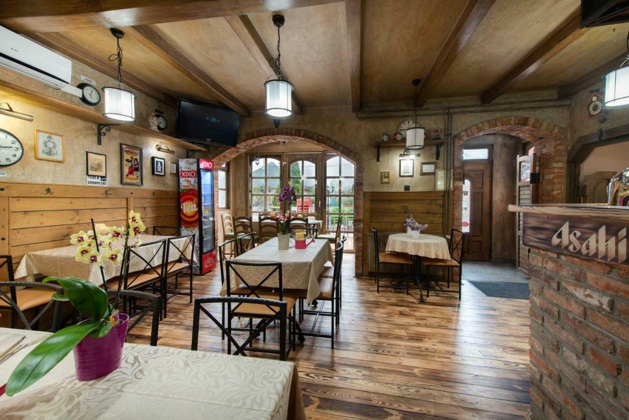 Clock Cafe Pizzéria és Panzió Hajdúszoboszló Exterior foto